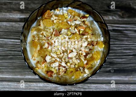 Budino di riso, un piatto a base di riso, farina di mais, zucchero mescolato con acqua o latte e altri ingredienti, noci, cannella, vaniglia e uvetta, è una chiamata Foto Stock