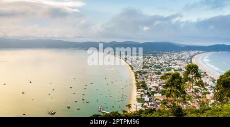 Vista panoramica delle spiagge di canto grande e Mariscal a Bombinhas, Brasile Foto Stock