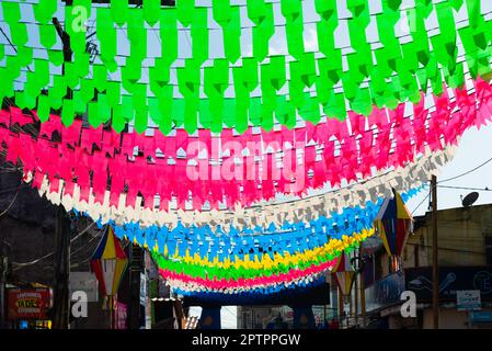 Valenca, Bahia, Brasile - 24 giugno 2022: Strade decorate con bandiere colorate per il festival di giugno di São João nella città di Valenca, Bahia. Foto Stock