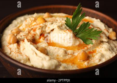 Ciotola di gustoso hummus con ceci e paprika, primo piano Foto Stock