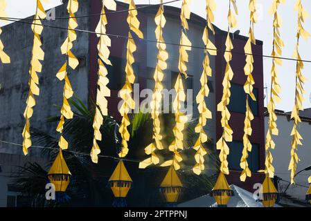 Valenca, Bahia, Brasile - 24 giugno 2022: Decorazione con bandiere e palloncini colorati per la Festa Junina de Sao Joao nella città di Valenca, Bahia. Foto Stock