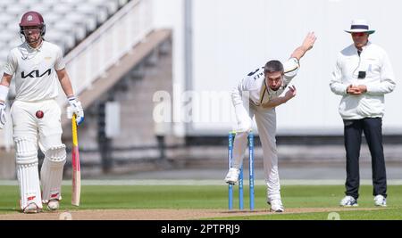 Birmingham, Regno Unito. 28th Apr, 2023. Chris Woakes apre il bowling per il Warwickshire durante il giorno 2 della partita del LV County Championship tra Warwickshire CCC e Surrey CCC a Edgbaston Cricket Ground, Birmingham, Inghilterra il 28 aprile 2023. Foto di Stuart Leggett. Solo per uso editoriale, licenza richiesta per uso commerciale. Non è utilizzabile nelle scommesse, nei giochi o nelle pubblicazioni di un singolo club/campionato/giocatore. Credit: UK Sports Pics Ltd/Alamy Live News Foto Stock