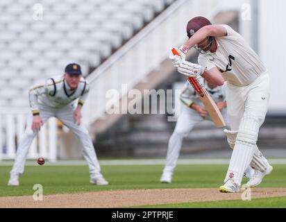 Birmingham, Regno Unito. 28th Apr, 2023. Il Surrey's Dom Sibley è in azione all'inizio del Day 2 della partita del LV County Championship tra Warwickshire CCC e Surrey CCC all'Edgbaston Cricket Ground di Birmingham, Inghilterra, il 28 aprile 2023. Foto di Stuart Leggett. Solo per uso editoriale, licenza richiesta per uso commerciale. Non è utilizzabile nelle scommesse, nei giochi o nelle pubblicazioni di un singolo club/campionato/giocatore. Credit: UK Sports Pics Ltd/Alamy Live News Foto Stock