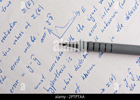 Carta con calcoli matematici scritti e penna, vista dall'alto Foto Stock