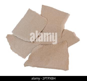 Pezzo di carta strappato marrone isolato su sfondo bianco con percorso di ritaglio. Foto Stock