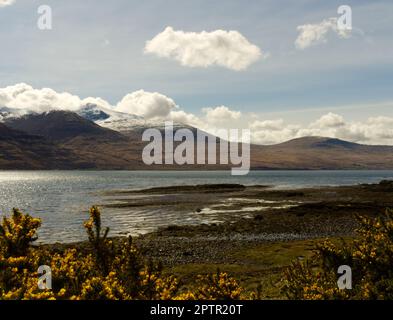 Vista su Loch na Keal fino a ben More, Isola di Mull Foto Stock