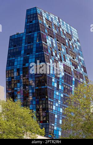 Blue è due edifici: Il più alto, stranamente cantilever 103 Norfolk Street è su una zona commerciale lotto, Unito a residenziale-zoned 105 Norfolk Street. Foto Stock