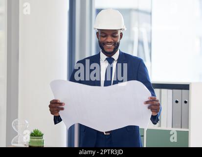 Uomo nero, progettazione e architetto con progetto per architettura, costruzione e appaltatore in ufficio lettura progetto di costruzione. Progettazione, progettazione e Foto Stock