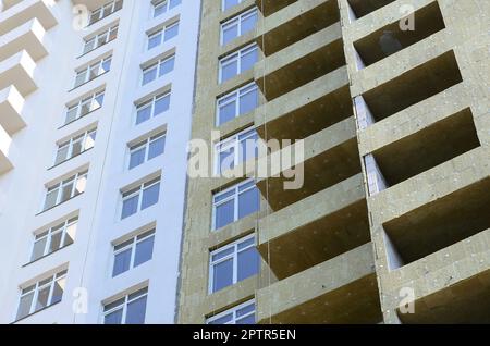 Nuova città residenziale negozio multi appartamento edificio alta facciata della casa in costruzione Foto Stock