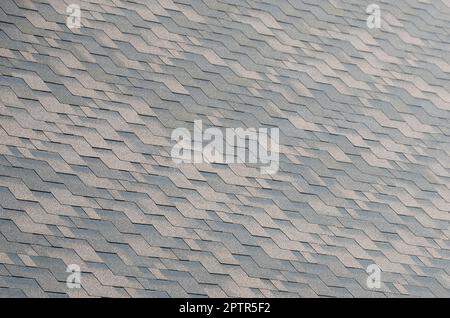 Le assicelle flessibili di bitume di superficie di copertura. Mosaico di sfondo la texture del tetto piatto di piastrelle con rivestimento bituminoso Foto Stock