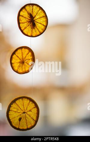 Decorazione di Natale, fette di arancia disidratate. Foto Stock