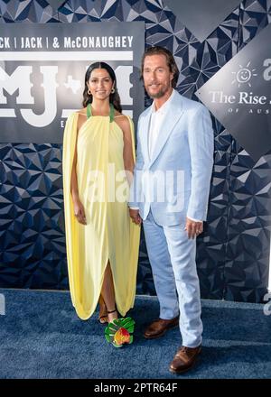 AUSTIN, TEXAS - 27 APRILE: (L) Camila Alves McConaughey e Matthew McConaughey partecipano al 11th° Mack, Jack & McConaughey Gala all'ACL Live il 27 aprile 2023 ad Austin, Texas. (Foto di Maggie Boyd/SipaUSA) Credit: Sipa USA/Alamy Live News Foto Stock