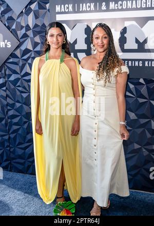 AUSTIN, TEXAS - 27 APRILE: (L) Camila Alves McConaughey e Tamera Mowry partecipano al 11th° Mack, Jack & McConaughey Gala all'ACL Live il 27 aprile 2023 ad Austin, Texas. (Foto di Maggie Boyd/SipaUSA) Credit: Sipa USA/Alamy Live News Foto Stock