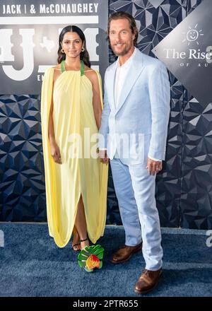 AUSTIN, TEXAS - 27 APRILE: (L) Camila Alves McConaughey e Matthew McConaughey partecipano al 11th° Mack, Jack & McConaughey Gala all'ACL Live il 27 aprile 2023 ad Austin, Texas. (Foto di Maggie Boyd/SipaUSA) Credit: Sipa USA/Alamy Live News Foto Stock