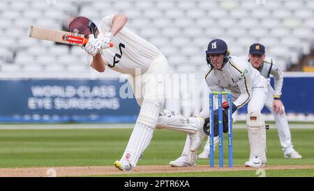 Birmingham, Regno Unito. 28th Apr, 2023. Il Surrey's Dom Sibley in azione durante il giorno 2 della partita del LV County Championship tra il Warwickshire CCC e il Surrey CCC a Edgbaston Cricket Ground, Birmingham, Inghilterra, il 28 aprile 2023. Foto di Stuart Leggett. Solo per uso editoriale, licenza richiesta per uso commerciale. Non è utilizzabile nelle scommesse, nei giochi o nelle pubblicazioni di un singolo club/campionato/giocatore. Credit: UK Sports Pics Ltd/Alamy Live News Foto Stock