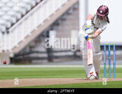 Birmingham, Regno Unito. 28th Apr, 2023. Il capitano del Surrey, Rory Burns, lo colpisce per 4 durante il giorno 2 della partita del LV County Championship tra Warwickshire CCC e Surrey CCC a Edgbaston Cricket Ground, Birmingham, Inghilterra, il 28 aprile 2023. Foto di Stuart Leggett. Solo per uso editoriale, licenza richiesta per uso commerciale. Non è utilizzabile nelle scommesse, nei giochi o nelle pubblicazioni di un singolo club/campionato/giocatore. Credit: UK Sports Pics Ltd/Alamy Live News Foto Stock