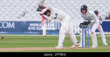 Birmingham, Regno Unito. 28th Apr, 2023. Il Surrey's Ollie Pope in azione durante il giorno 2 della partita del LV County Championship tra Warwickshire CCC e Surrey CCC presso l'Edgbaston Cricket Ground di Birmingham, Inghilterra, il 28 aprile 2023. Foto di Stuart Leggett. Solo per uso editoriale, licenza richiesta per uso commerciale. Non è utilizzabile nelle scommesse, nei giochi o nelle pubblicazioni di un singolo club/campionato/giocatore. Credit: UK Sports Pics Ltd/Alamy Live News Foto Stock
