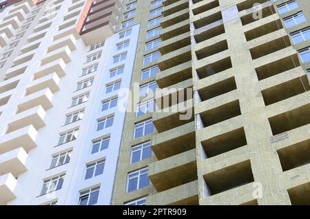 Nuova città residenziale negozio multi appartamento edificio alta facciata della casa in costruzione Foto Stock