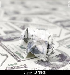 Crumpled dollaro degli Stati Uniti si trova sul set di regolare le fatture del denaro. Concetto di irragionevole spreco di denaro Foto Stock