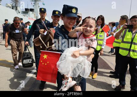 (230428) -- JEDDAH, 28 aprile 2023 (Xinhua) -- Un soldato della marina cinese che scortava un bambino evacuato dal Sudan da navi della marina cinese arriva al porto dell'Arabia Saudita di Jeddah il 27 aprile 2023. Due navi della marina cinese hanno evacuato con successo una prima partita di 678 persone dal Sudan, che sono arrivate al porto Saudita di Jeddah intorno alle 3 Giovedì ora di Pechino, secondo una dichiarazione ufficiale. Il cacciatorpediniere missilistico guidato della Marina dell'Esercito popolare Cinese (PLA) Nanning e la nave di rifornimento globale Weishanhu sono stati spediti in Sudan mercoledì a Pechino in tempo per l'emergenza Foto Stock