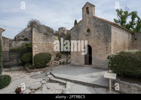 Baux-De-Provence, Francia - 04 21 2023: Vista di una tipica Cappella di Saint Blaise in un villaggio in Provenza Foto Stock