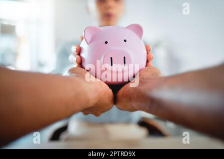 Piggybank, finanza e pianificazione del budget di risparmio con consulente finanziario, responsabile bancario e contabile. Primo piano di mani che tengono, prendendo e proteggendo fu Foto Stock