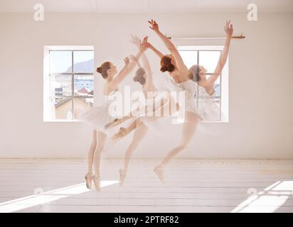 Ballare, ballare e ballare ballerina saltando mentre si ha un'esperienza fuori dal corpo in uno studio d'arte. Allenamento femminile ballerina in forma, elegante e classica Foto Stock