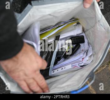 28 aprile 2023, Hesse, Gräfenhausen: Le chiavi e i documenti del veicolo raccolti dai camionisti dell'Europa orientale provenienti dalla Georgia sono in una busta di plastica dopo la fine dello sciopero presso l'area di servizio di Gräfenhausen. Più di 60 autisti, provenienti principalmente dalla Georgia e dall'Uzbekistan, sono stati in sciopero per ben cinque settimane presso la stazione di servizio della superstrada di Gräfenhausen il A5 nell'Assia meridionale per far rispettare i salari insoluti. Foto: Arne Dedert/dpa Foto Stock