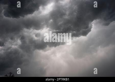 Le nubi drammatiche della tempesta si radunano sullo Yorkshire orientale, Regno Unito Foto Stock