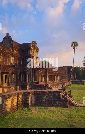 Tempio di Angkor Wat, situato in Cambogia. Vista frontale laterale della facciata occidentale. Questo è il più grande monumento religioso del mondo, ed è stato dicembre Foto Stock