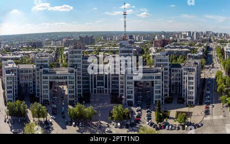 Vista aerea su Derzhprom edificio e strade con cielo blu paesaggio nuvoloso in primavera centro città di Kharkiv, Ucraina. Architettura costruttivista Foto Stock