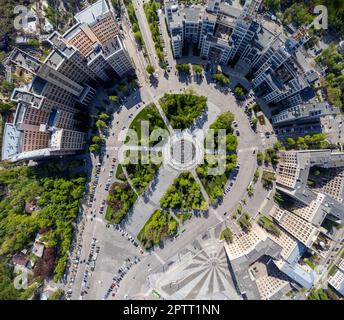 Veduta aerea verso il basso panoramica sulla fontana Freedom Svobody Square con parco verde primavera, edifici universitari Derzhprom e Karazin. Kharkiv, Foto Stock