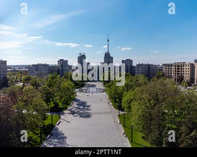 Derzhprom aereo edificio con fontana e parco verde in primavera su Piazza della libertà nel centro di Kharkiv, Ucraina. Architettura costruttivista Foto Stock