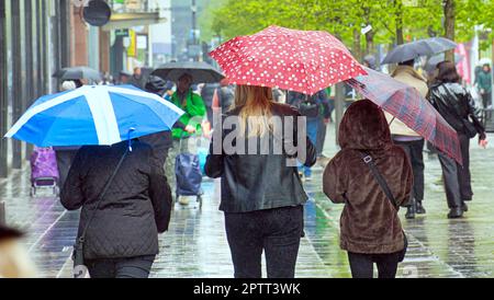 Glasgow, Scozia, Regno Unito 28th , aprile 2023. Tempo nel Regno Unito:pioggia nella strada sauchiehall, un milion in stile cittadino. Credit Gerard Ferry/Alamy Live News Foto Stock