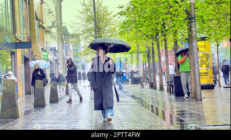 Glasgow, Scozia, Regno Unito 28th , aprile 2023. Tempo nel Regno Unito:pioggia nella strada sauchiehall, un milion in stile cittadino. Credit Gerard Ferry/Alamy Live News Foto Stock