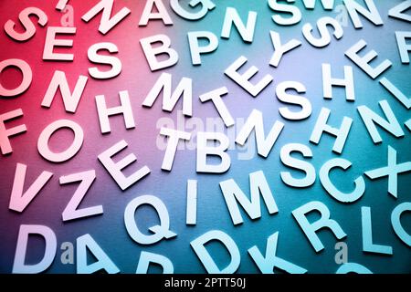 Solido misto lettere pila closeup photo. Istruzione il concetto di sfondo Foto Stock