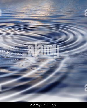 Zoom avanti su un effetto ondulazione e pattern su una superficie d'acqua. Budino creativo con anelli a cerchio astratti, calma, pacifica e tranquilla tema meditativo wi Foto Stock