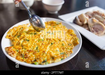 Omelette di cucina tradizionale taiwanese con rafano salato e secco Foto Stock