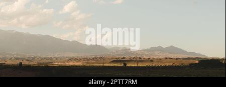 Colline ondulate nell'arido Uspallata, in Mendoza, Argentina. Ampio scatto panoramico. Foto Stock