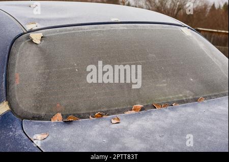 parabrezza ghiacciato di un'autovettura in inverno. Foto di alta qualità Foto Stock