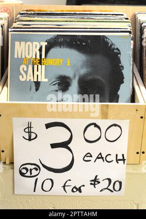 Una copia dell'album del 1960 'Mort Sahl at the Hungry i' in vendita in un negozio di antiquariato ad Abingdon, Virginia. Foto Stock