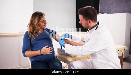 Screening prenatale. Prelievo medico campione di sangue da donna incinta Foto Stock