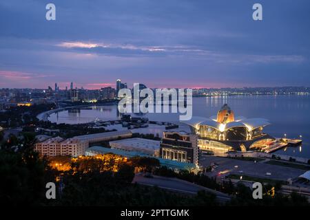 Baku, Azerbaigian. Vista verso Crescent City, con il centro commerciale Denis in primo piano, a Dawn. Baku si trova sulla riva occidentale del Mar Caspio Foto Stock