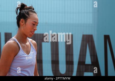 Madrid, Spagna. 28th Apr, 2023. Zheng Qinwen della Cina reagisce durante il turno femminile di single di 64 partita contro Caty McNally degli Stati Uniti al torneo di tennis Madrid Open di Madrid, Spagna, 28 aprile 2023. Credit: Meng Dingbo/Xinhua/Alamy Live News Foto Stock