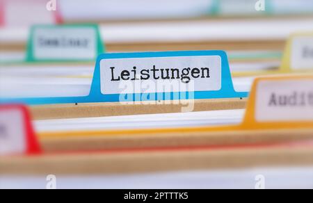 Cartelle di file con una scheda denominata servizi in tedesco - Leistungen Foto Stock