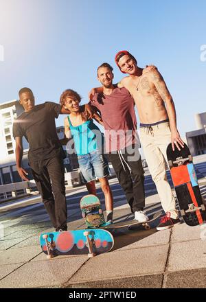 Erano skateboard e niente di grande o piccolo ci fermerà. un gruppo di pattinatori in piedi insieme Foto Stock