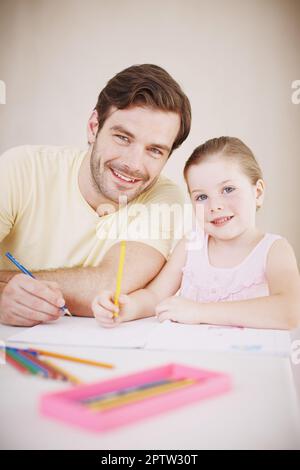 Fa sempre il suo lavoro. una bambina che fa il suo lavoro Foto Stock