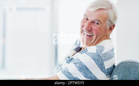 Dove meglio essere durante il pensionamento che a casa. un uomo anziano che si rilassa sul divano di casa. Foto Stock