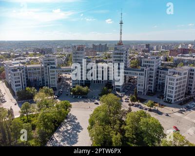 Vista aerea sul Derzhprom edificio con cielo blu e parco verde in primavera su Piazza della libertà (Maidan Svobody) nel centro di Kharkiv, Ucraina Foto Stock