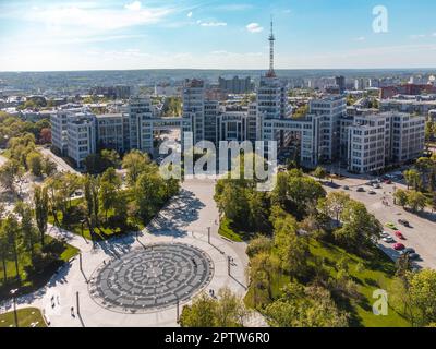 Vista aerea su Derzhprom edificio con fontana e parco verde in primavera su Piazza della libertà (Svobody) nel centro di Kharkiv, Ucraina. Costruttivista A. Foto Stock